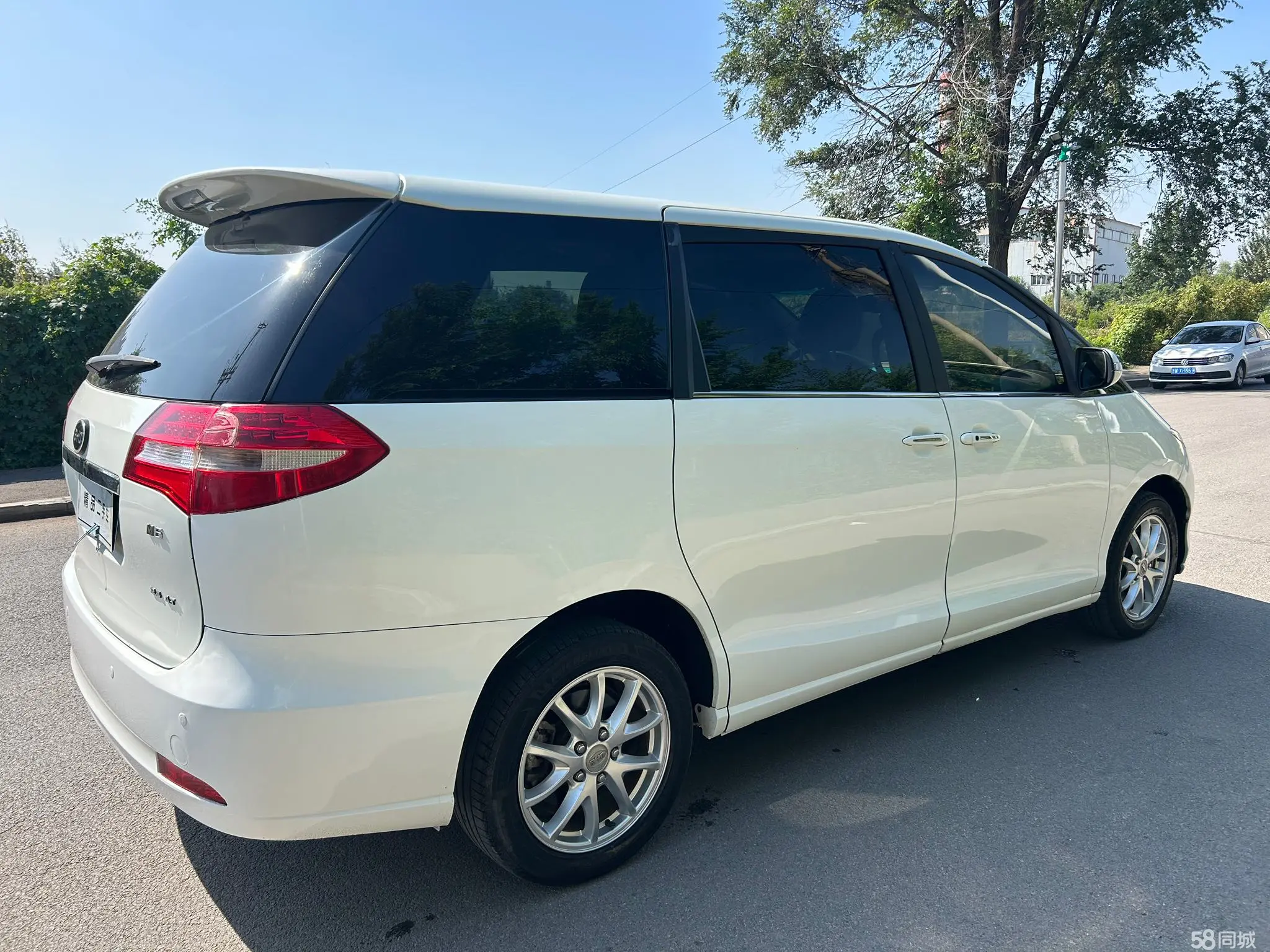 BYD M6 2014 car image #6