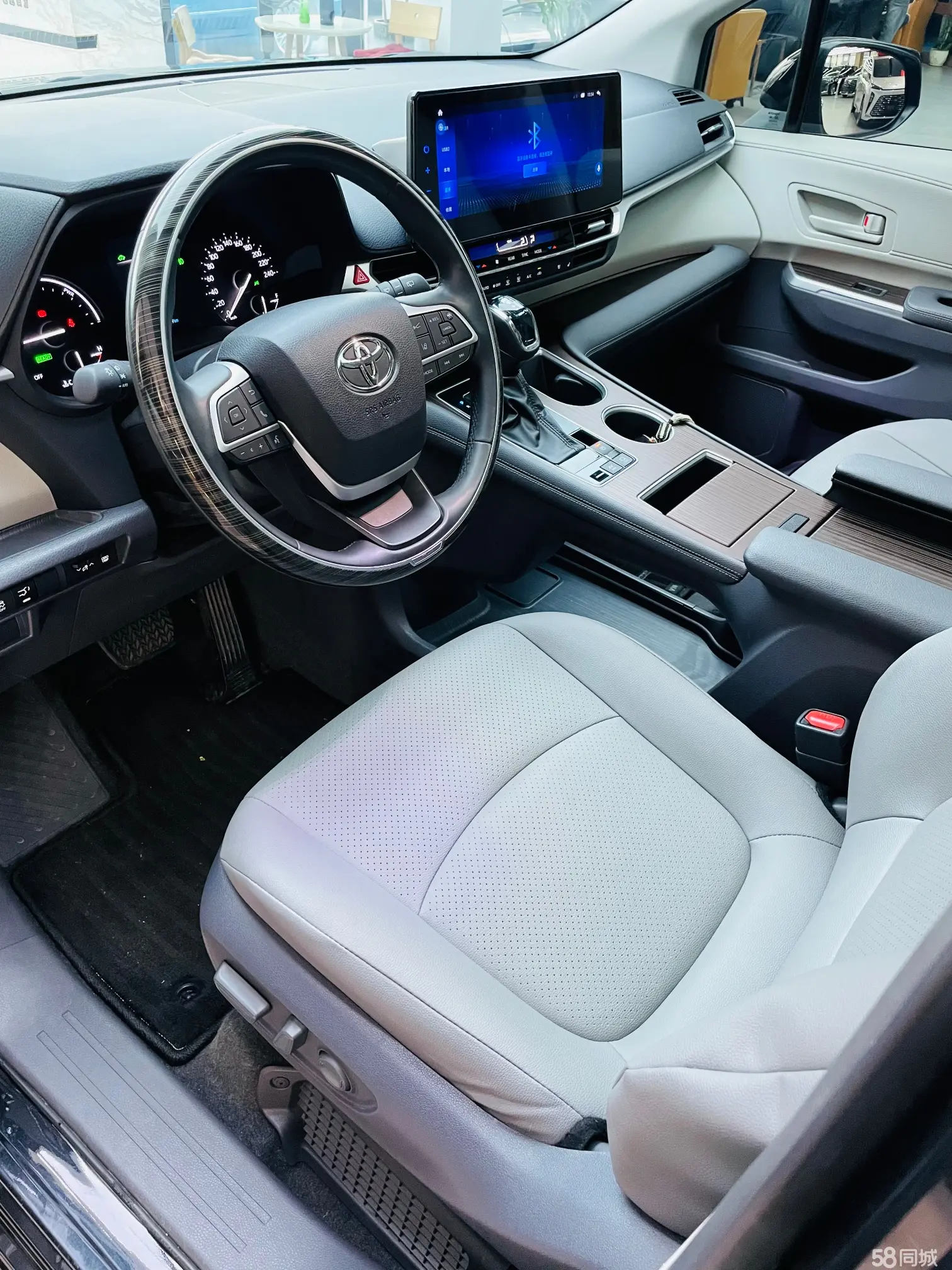 Toyota Granvia 2023 car image #6