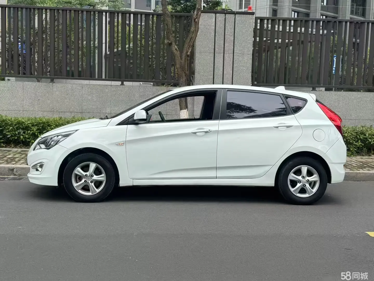 Hyundai Reina Hatchback 2014 car image #6