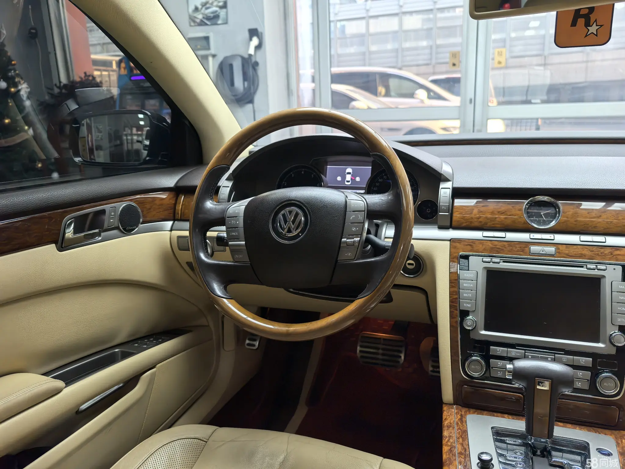 Volkswagen Pheaton 2011 immagine di auto #6