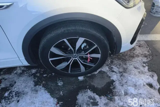 Volkswagen T-Roc 2024 car image #6