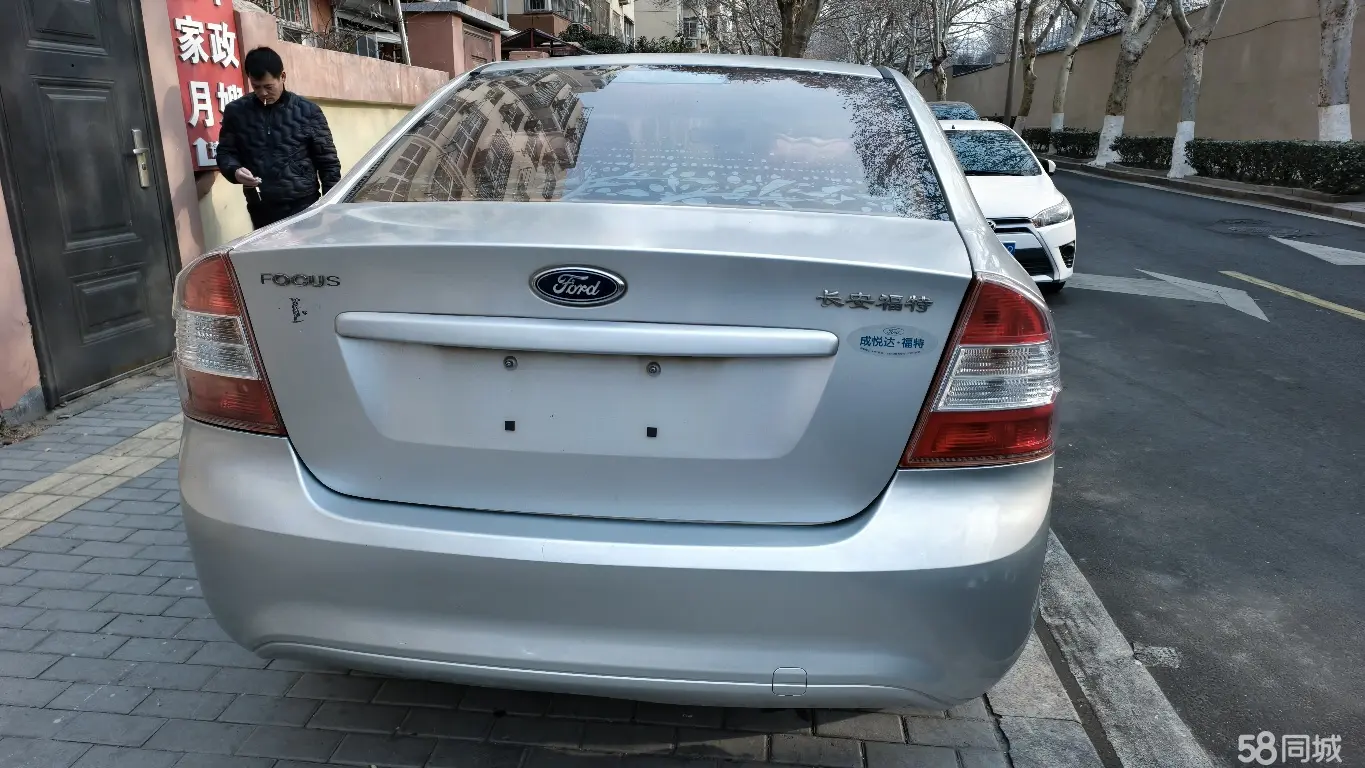 Ford Focus 2010 car image #6