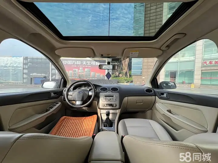 Ford Focus 2010 car image #6