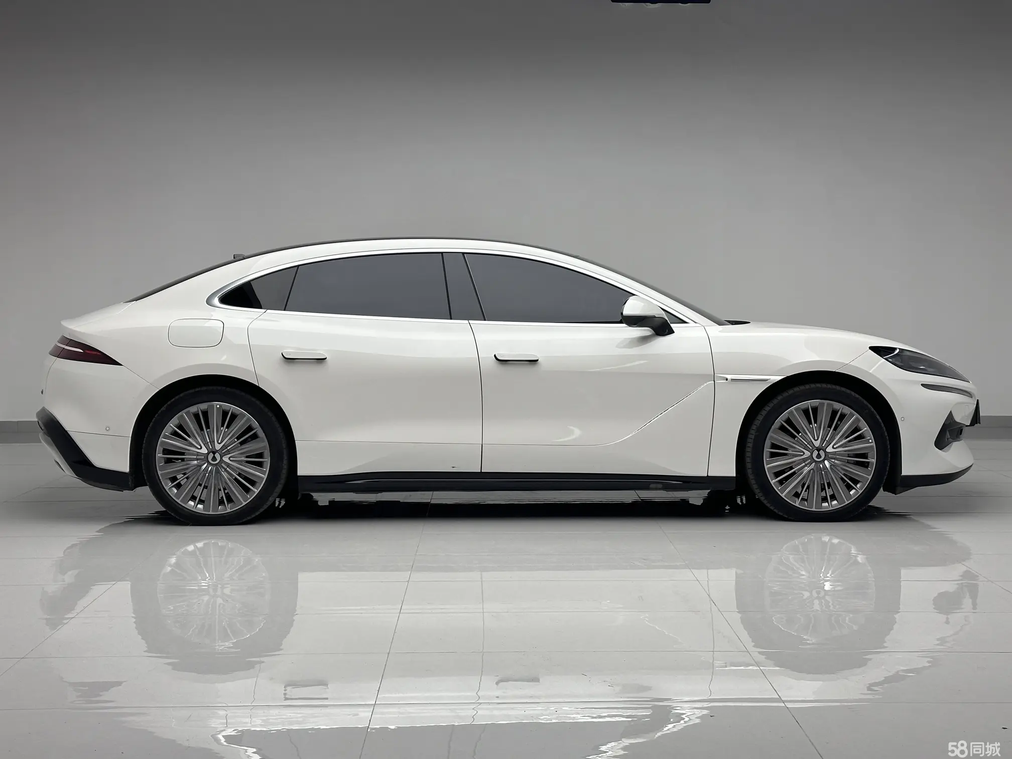 Denza Z9 2024 car image #6