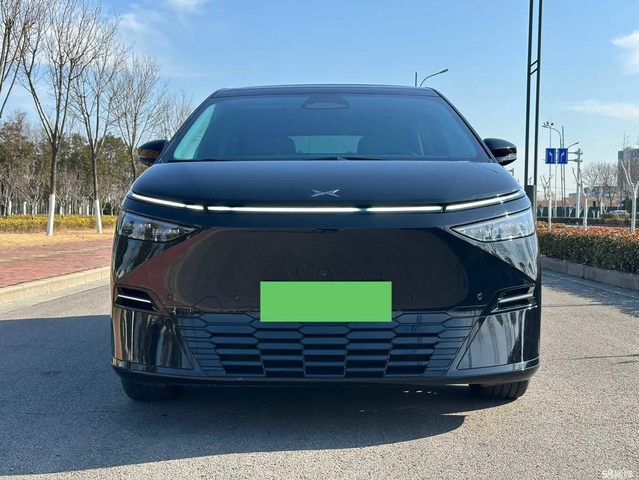 Xpeng X9 2025 car image #6