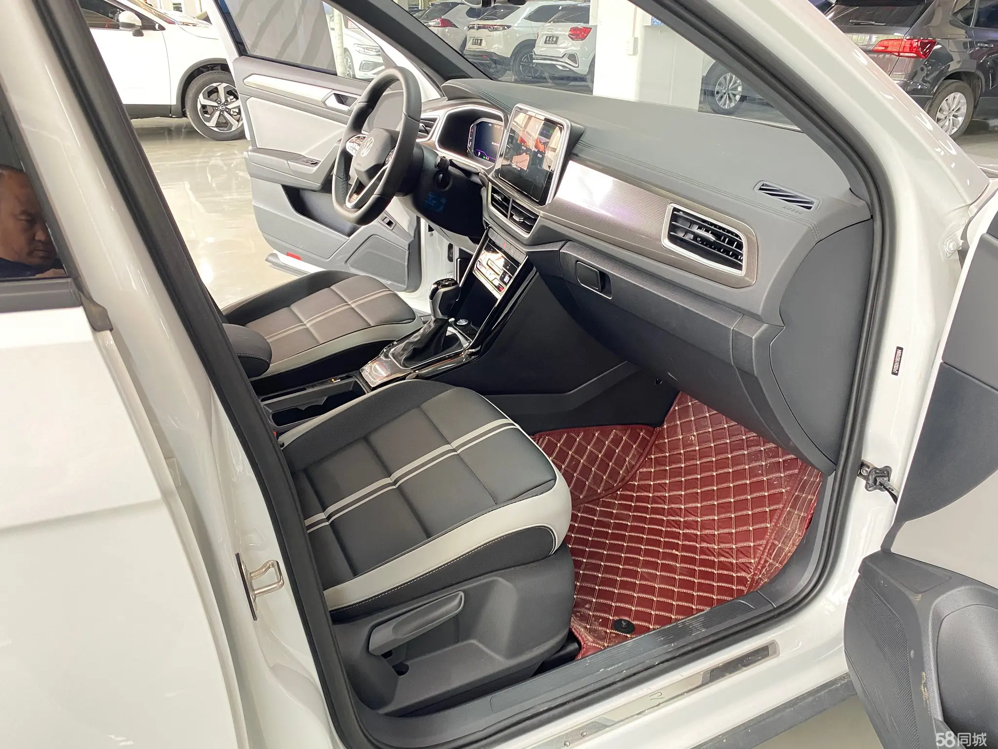 Volkswagen T-Roc 2024 car image #6