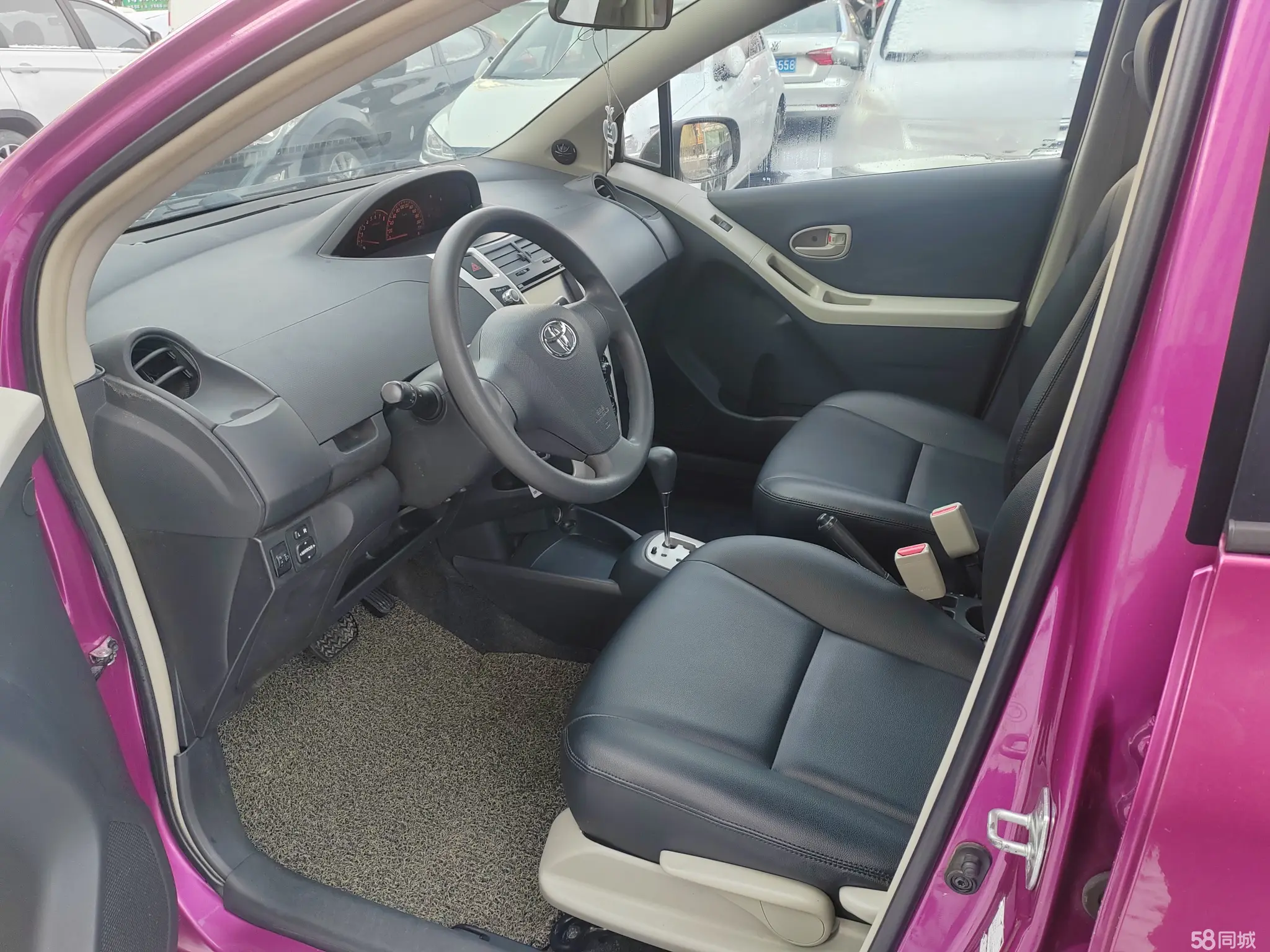 Toyota Yaris 2012 car image #6