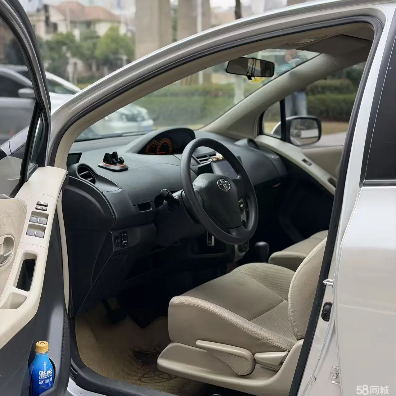 Toyota Yaris 2010 car image #6