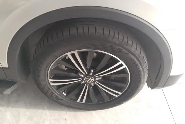 Volkswagen Tiguan L 2021 immagine di auto #6