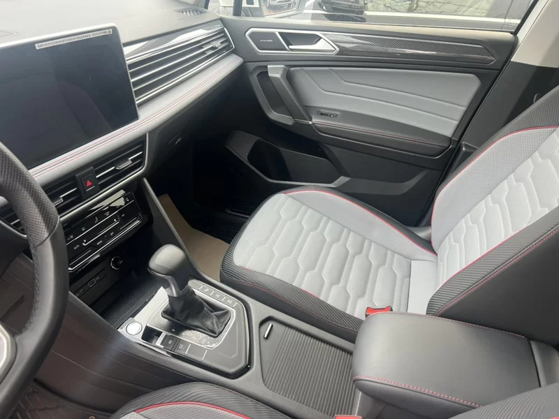 Volkswagen Tiguan L 2023 immagine di auto #6