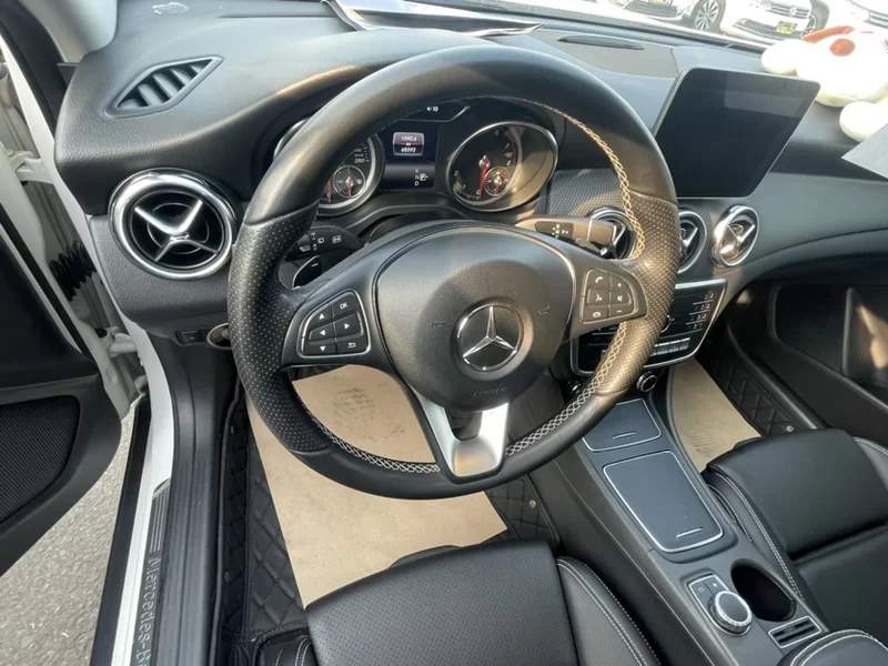 Mercedes-Benz GLA Class 2018 immagine di auto #6