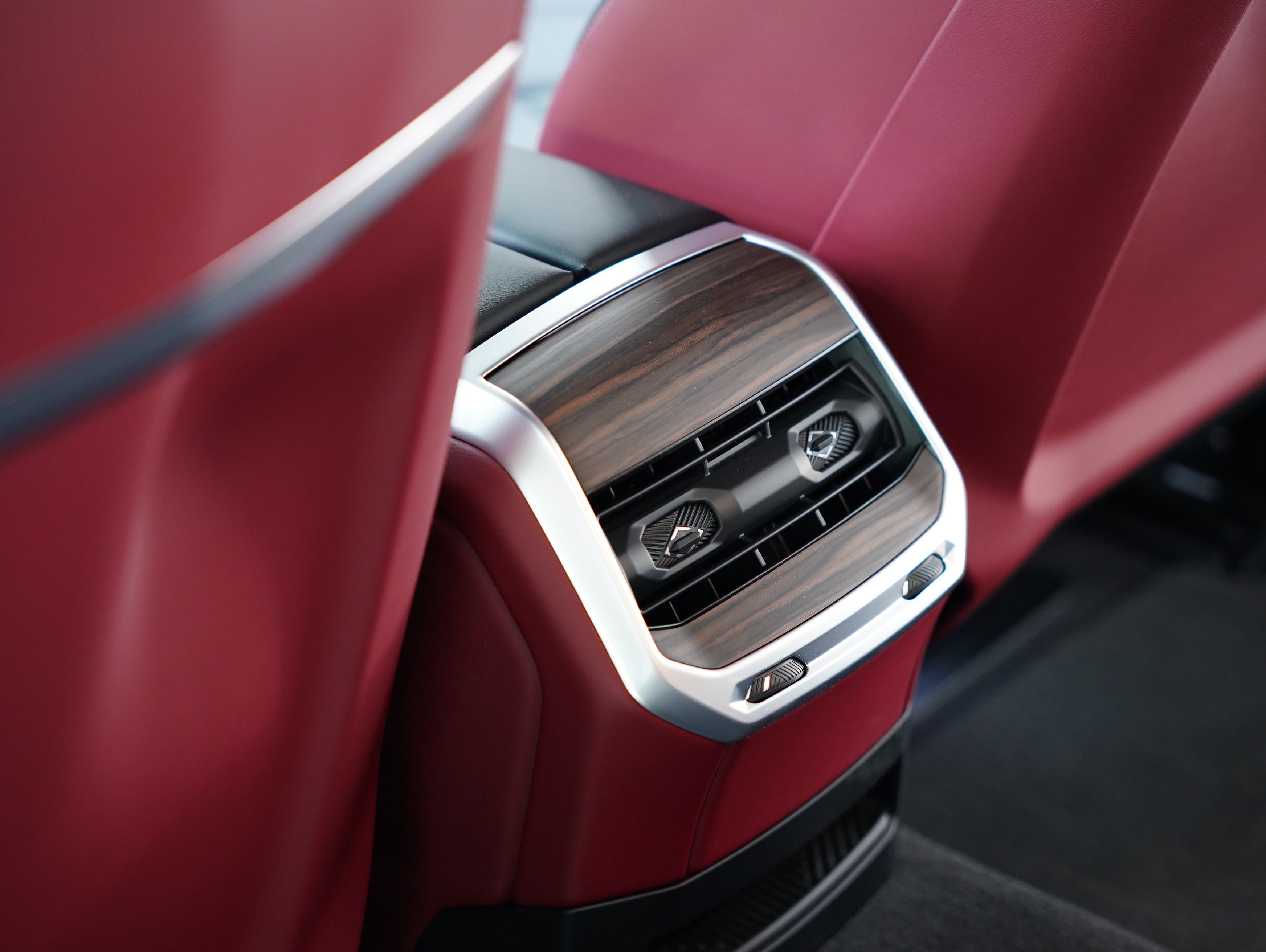 BMW i7 M70L 2023 #42 BMW i7 M70L 2023 car image #42