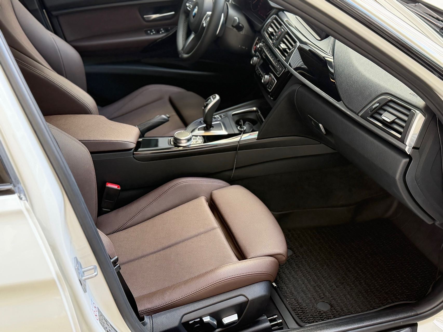 BMW 3 Series 2019 car image #6