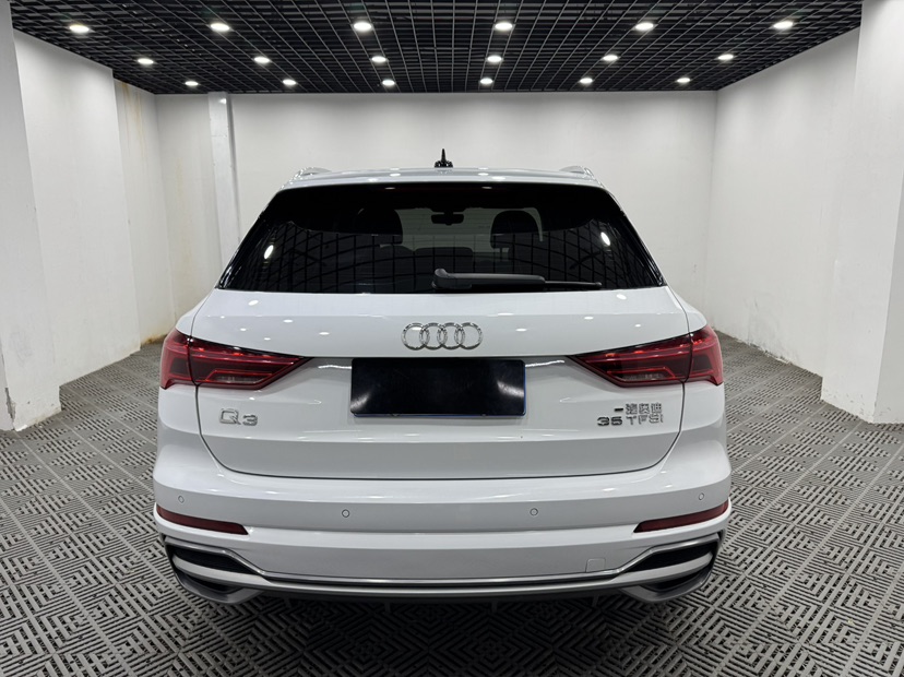 Audi Q3 2022 car image #8
