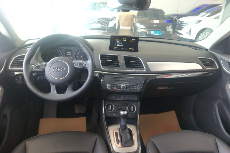 Audi Q3 2019 car image #12