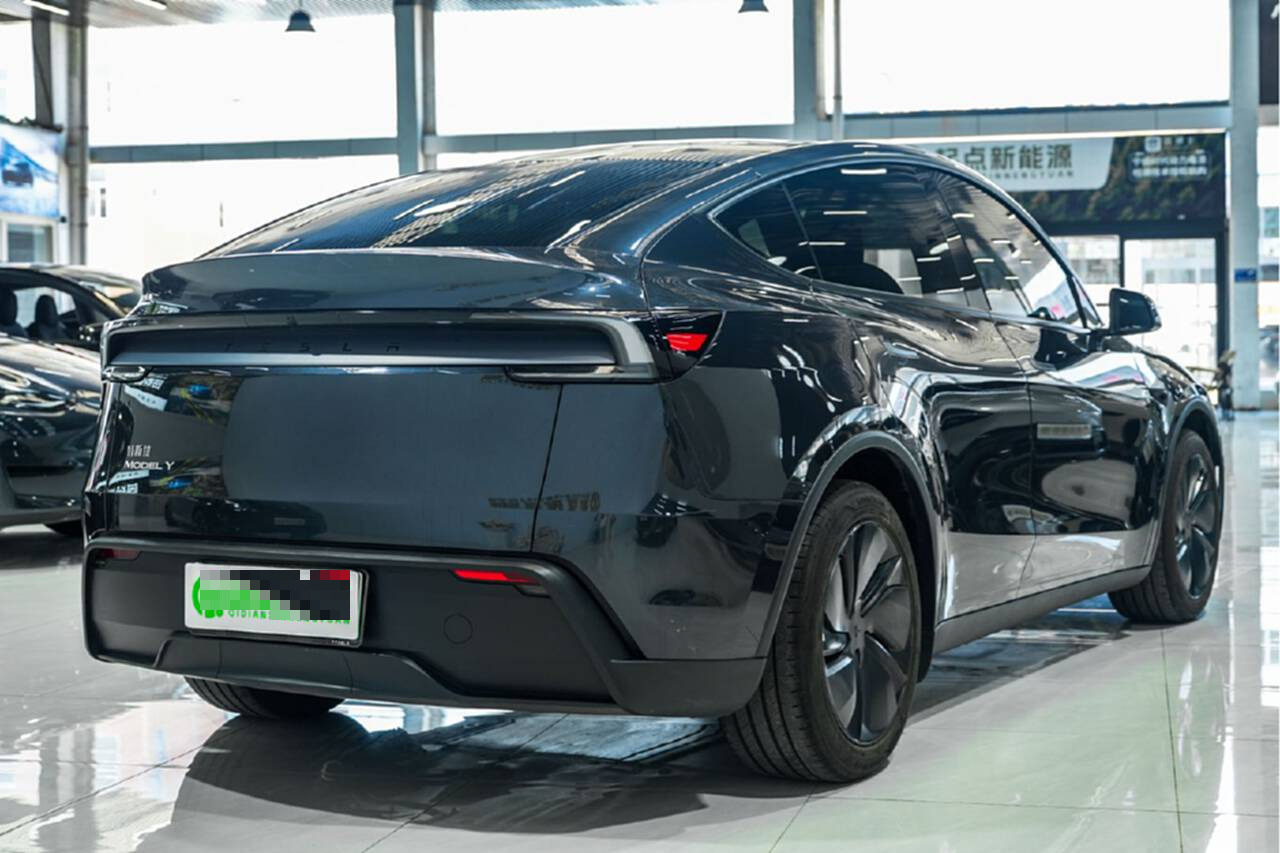 Tesla Model Y 2025 car image #5