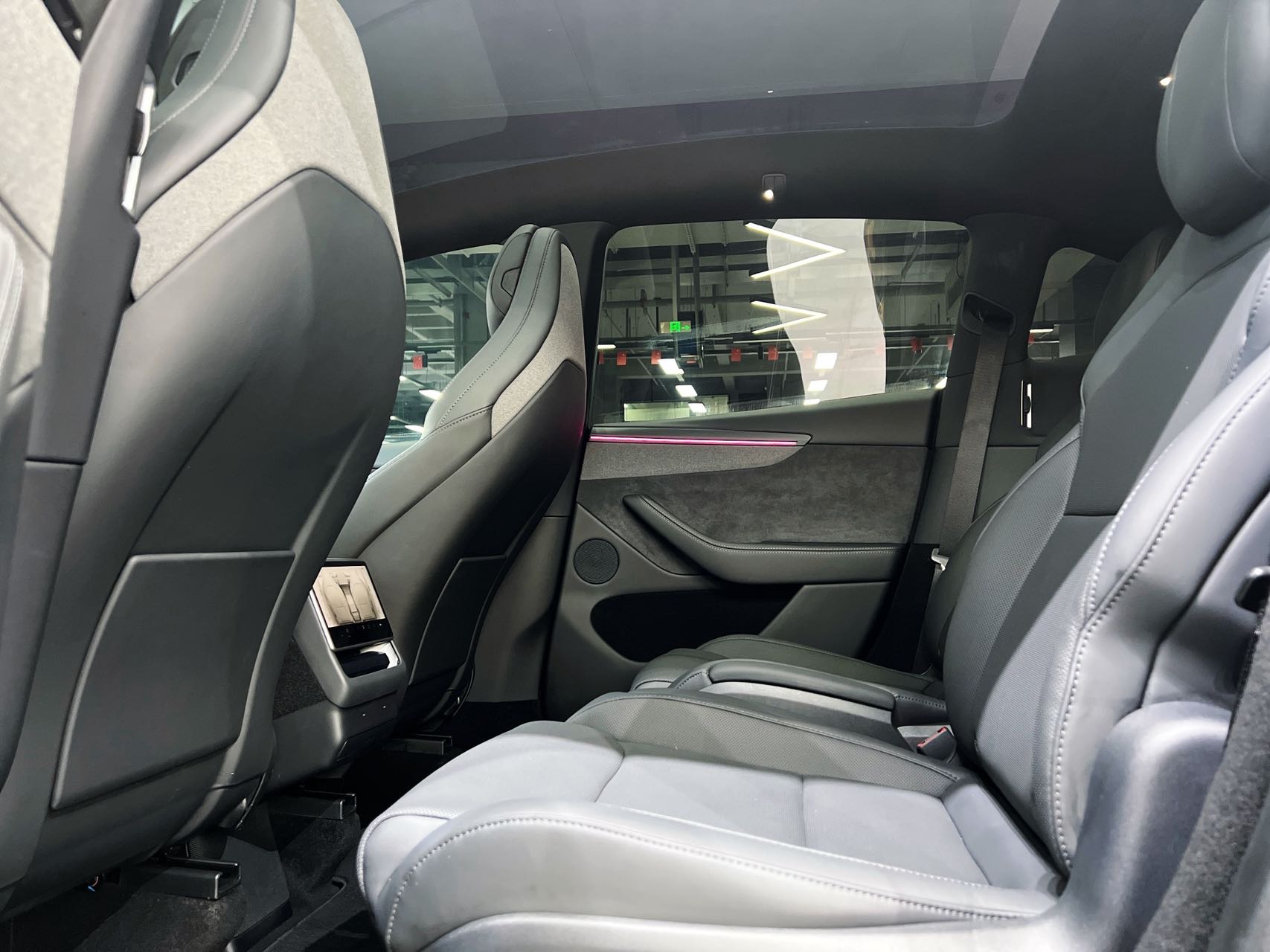 Tesla Model Y L 2025 car image #11