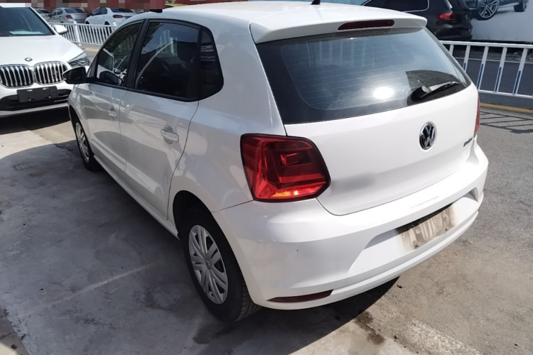 Volkswagen Polo 2015 car image #5