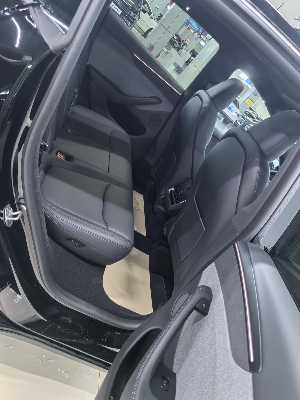 Tesla Model Y 2026 #10 Tesla Model Y 2026 car image #10