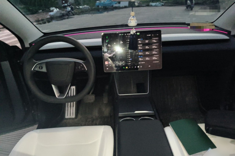 Tesla Model Y 2025 #12 Tesla Model Y 2025 car image #12