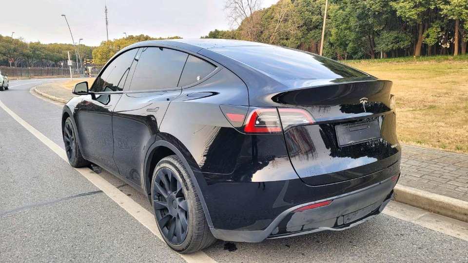 Tesla Model Y 2021 car image #13