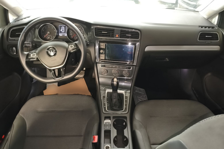 Volkswagen Golf 2019 car image #10