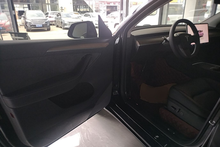 Tesla Model Y 2023 #16 Tesla Model Y 2023 car image #16