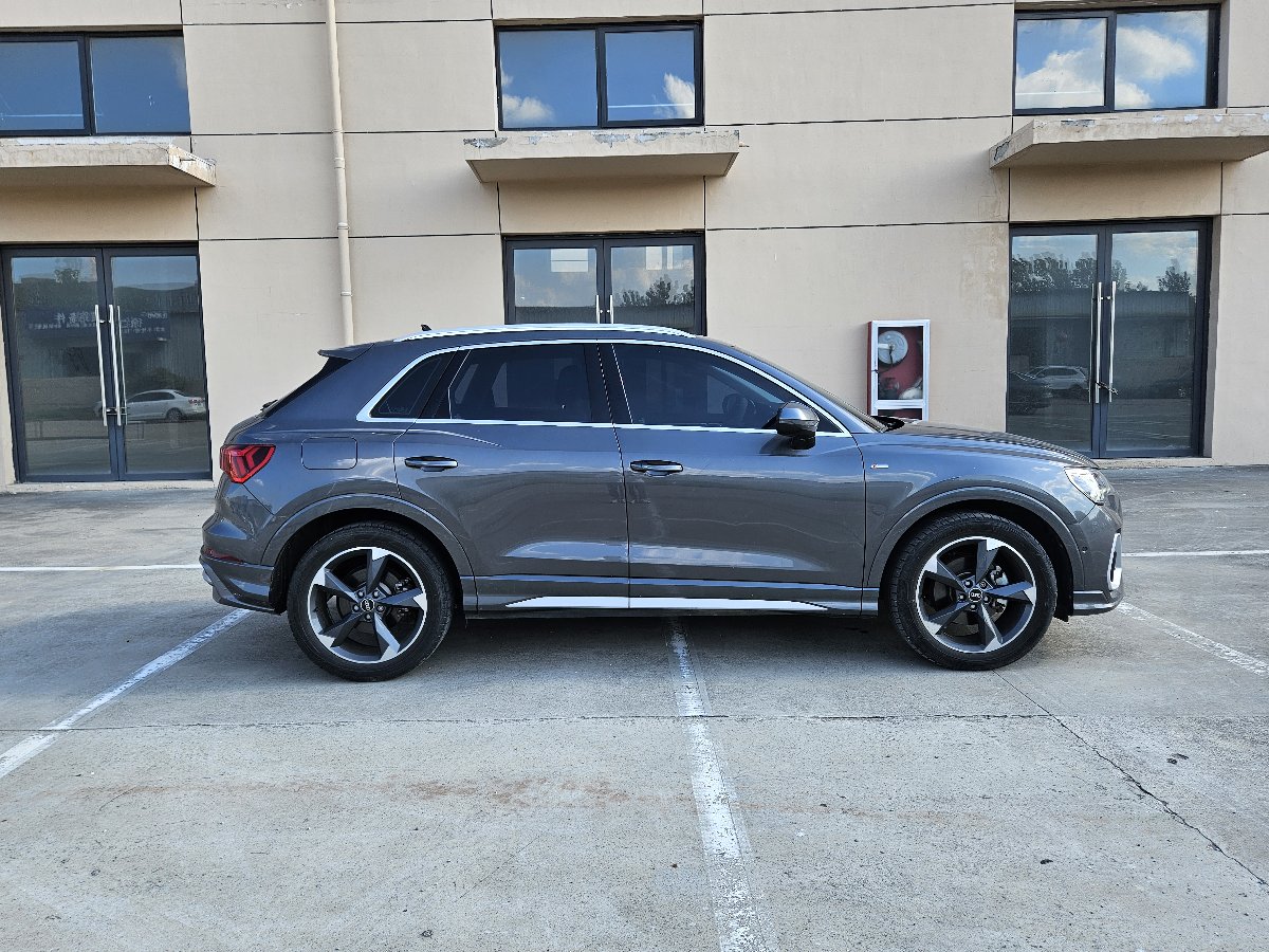 Audi Q3 2022 car image #4