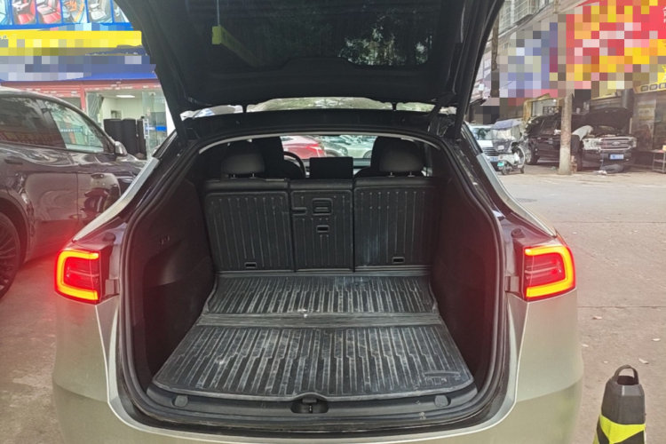 Tesla Model Y 2023 car image #19