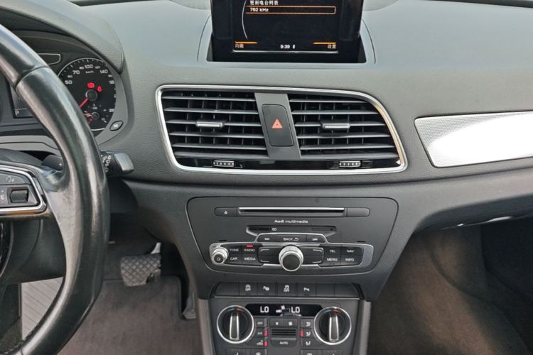 Audi Q3 2016 car image #13