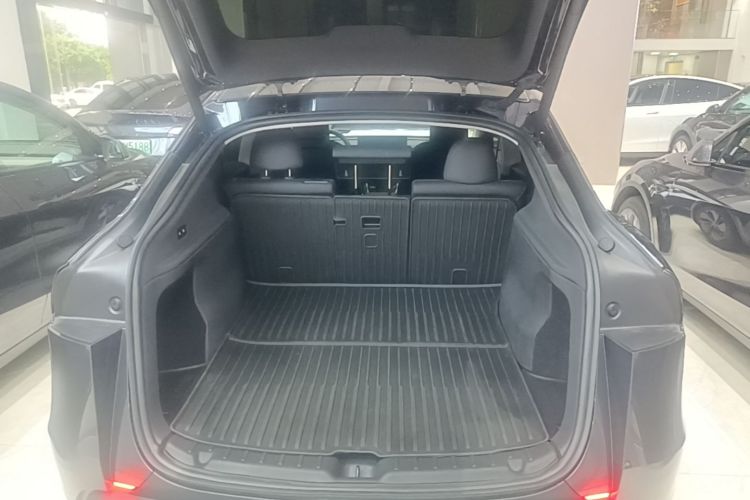 Tesla Model Y 2025 immagine di auto #19
