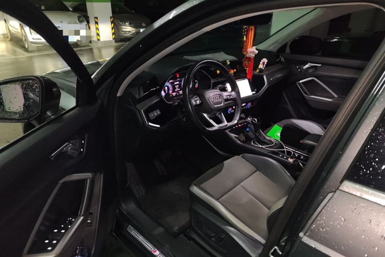 Audi Q3 2021 car image #9