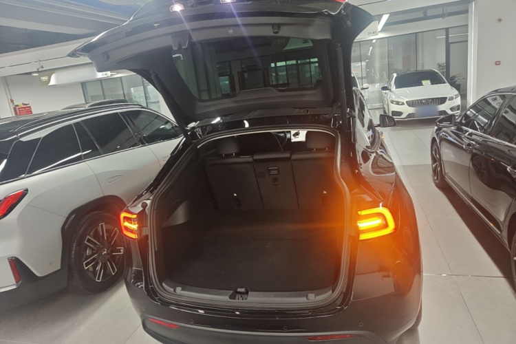 Tesla Model Y 2024 immagine di auto #19