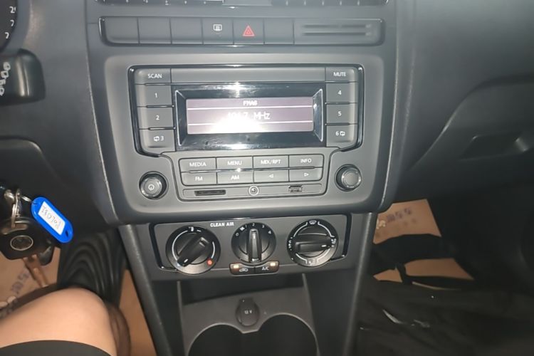Volkswagen Polo 2017 car image #13