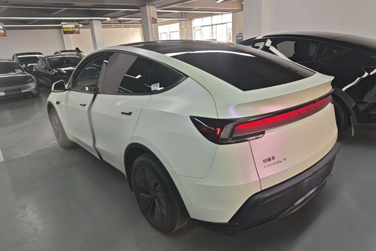 Tesla Model Y 2025 #5 Tesla Model Y 2025 car image #5