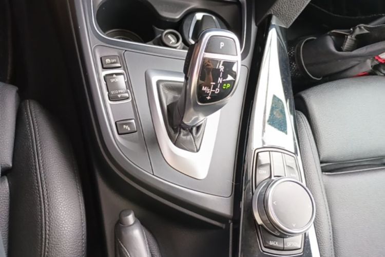 BMW 3 Series 2017 car image #24