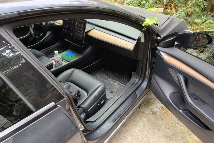 Tesla Model 3 2023 car image #25