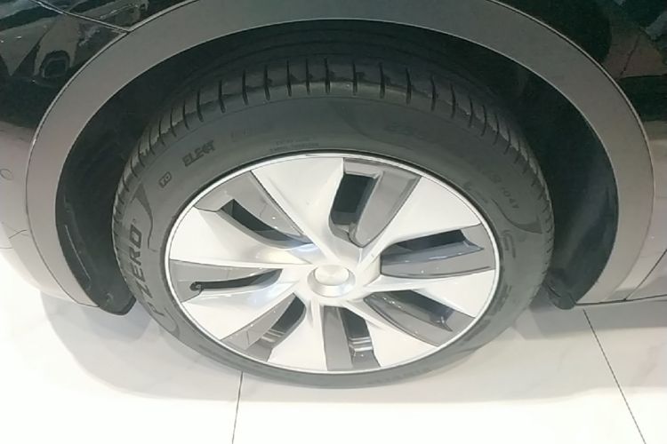 Tesla Model Y 2023 car image #9