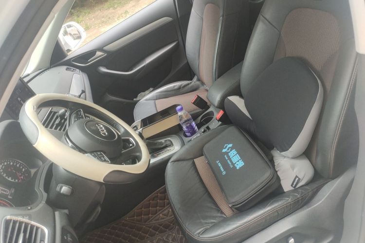 Audi Q3 2016 car image #17