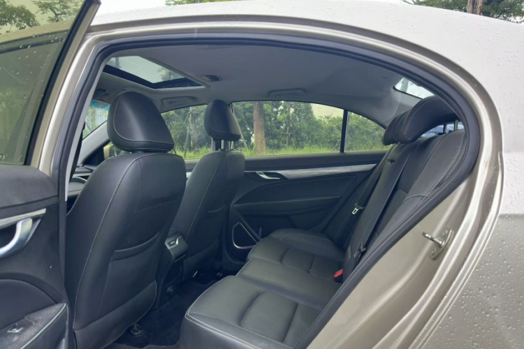 GEELY Emgrand 2019 car image #12