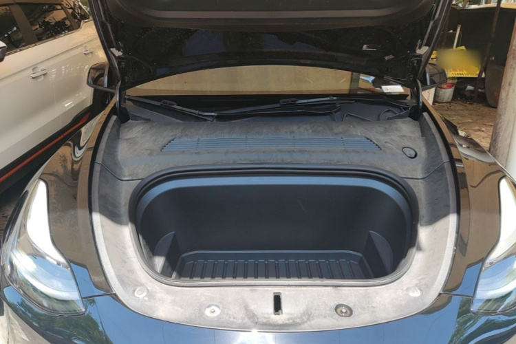 Tesla Model Y 2023 car image #22