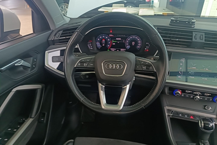 Audi Q3 2021 car image #11