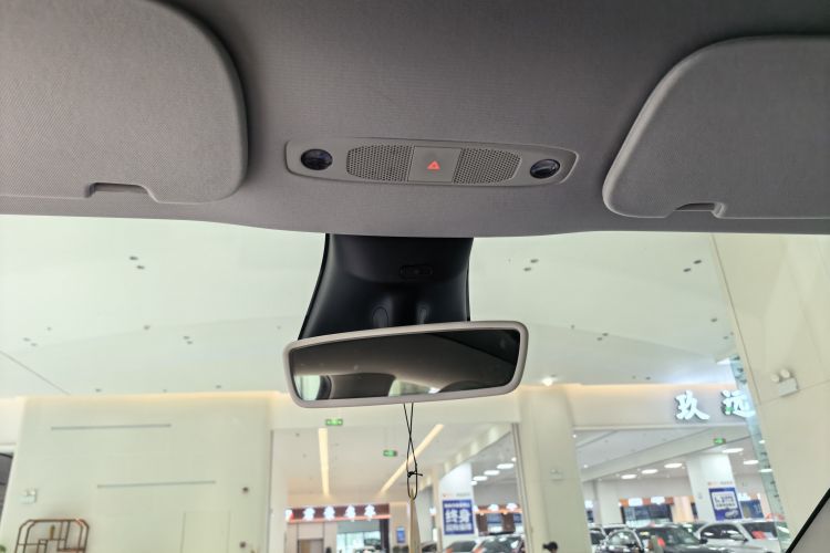 Tesla Model Y 2023 car image #19