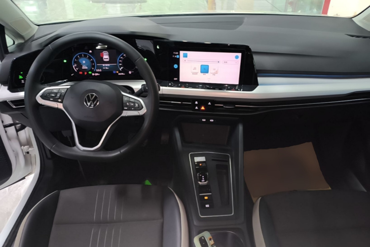 Volkswagen Golf 2023 car image #11