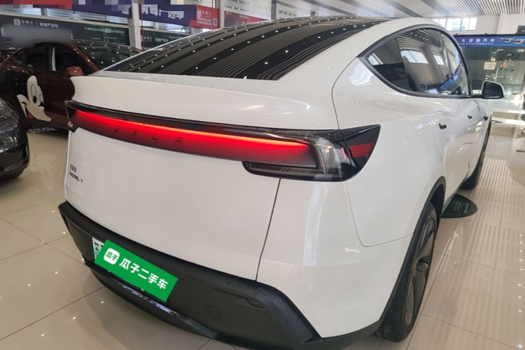 Tesla Model Y 2026 car image #7