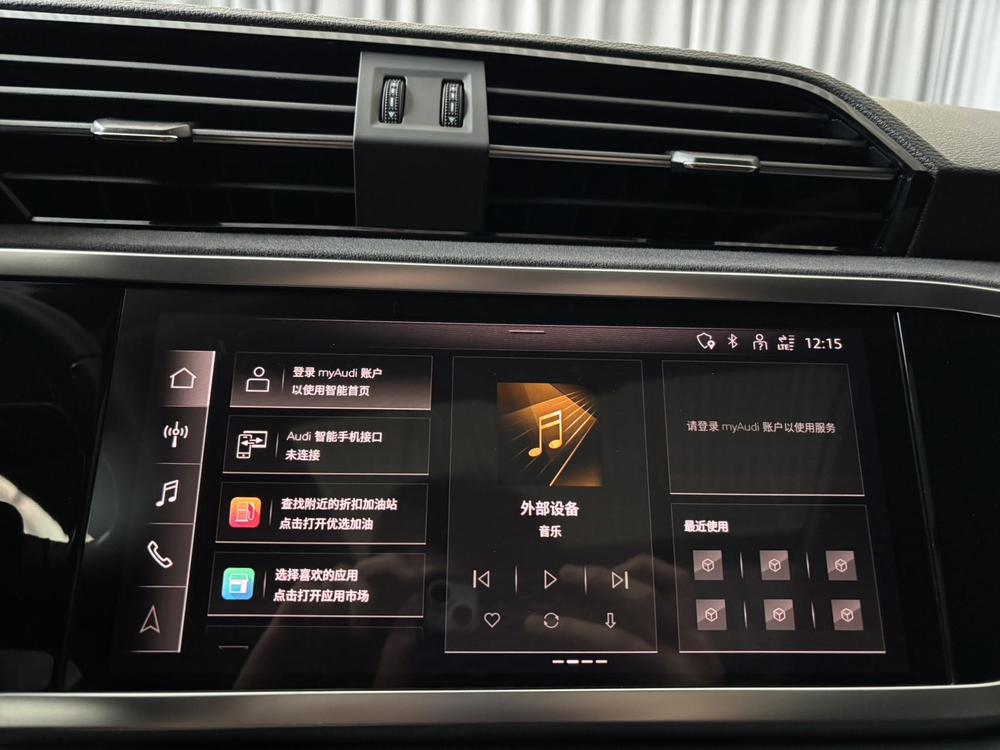 Audi Q3 2022 car image #10