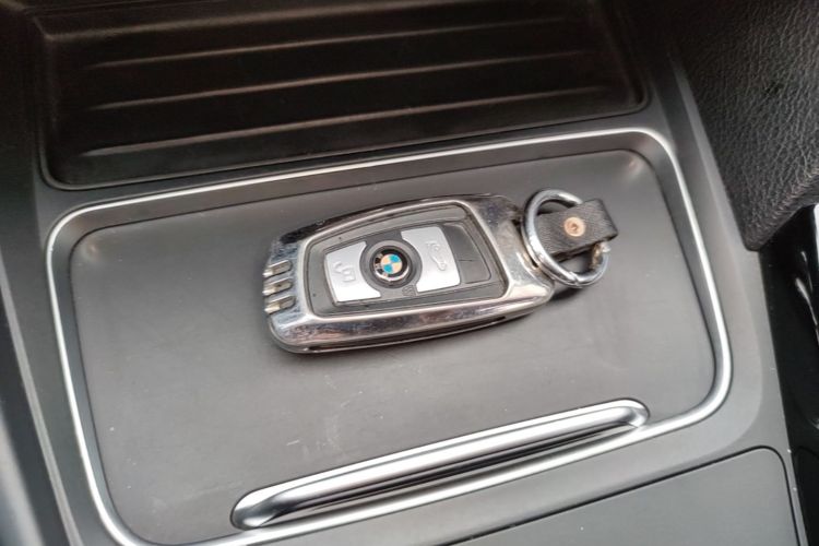 BMW 3 Series 2019 car image #9