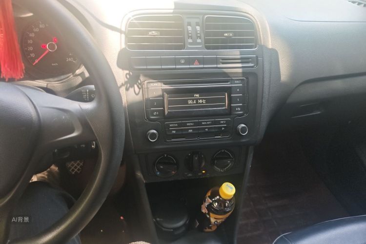 Volkswagen Polo 2015 car image #15