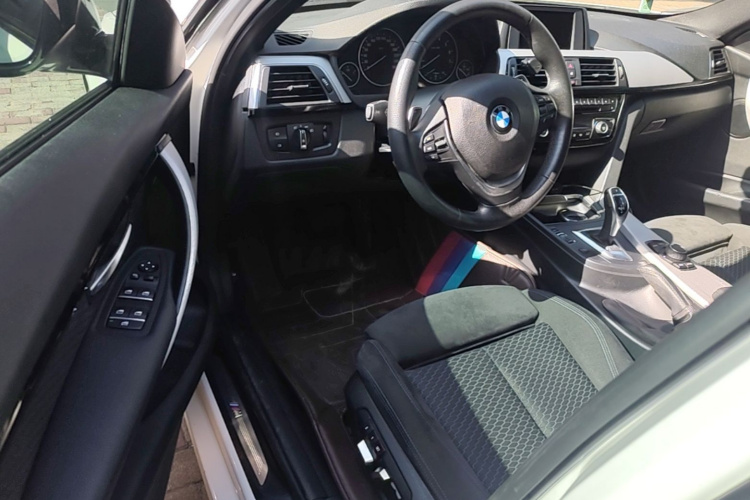 BMW 3 Series 2017 car image #16