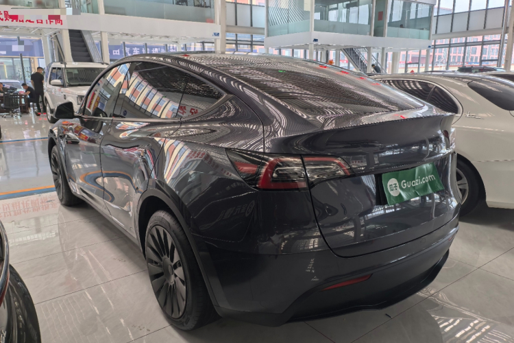 Tesla Model Y 2024 #5 Tesla Model Y 2024 car image #5
